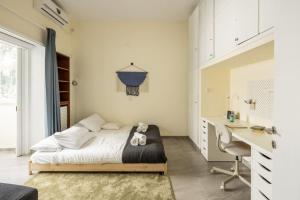 A bed or beds in a room at Eclectic Dreams Rabin Square Apt with Shelter by Sea N' Rent
