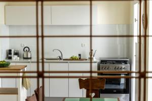 A kitchen or kitchenette at Eclectic Dreams Rabin Square Apt with Shelter by Sea N' Rent