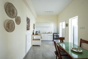 A kitchen or kitchenette at Eclectic Dreams Rabin Square Apt with Shelter by Sea N' Rent