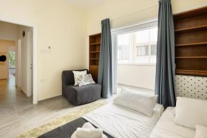 A bed or beds in a room at Eclectic Dreams Rabin Square Apt with Shelter by Sea N' Rent