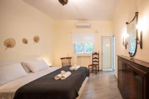A bed or beds in a room at Eclectic Dreams Rabin Square Apt with Shelter by Sea N' Rent