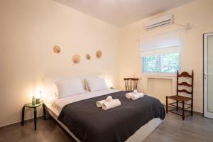 A bed or beds in a room at Eclectic Dreams Rabin Square Apt with Shelter by Sea N' Rent