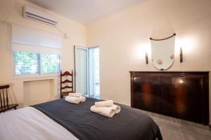 A bed or beds in a room at Eclectic Dreams Rabin Square Apt with Shelter by Sea N' Rent