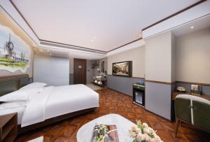 Postel nebo postele na pokoji v ubytování Nost algia S Hotel Jinwan Square, Tianjin Railway St ation