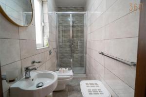 Koupelna v ubytování Spacious 4BR,4BATH with AC, Balcony, WIFI & Terrace by 360 Estates