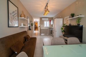 Posezení v ubytování Spacious 4BR,4BATH with AC, Balcony, WIFI & Terrace by 360 Estates + 30 fotografií