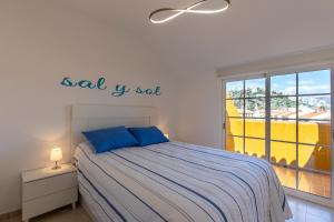 a bedroom with a bed with a sea sign on the wall at Apartment sal y sol in Salobreña