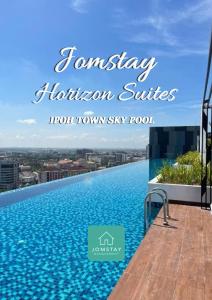 a view of a infinity pool at a luxury hotel at JOMSTAY - Horizon Suites Ipoh Town Skypool in Ipoh