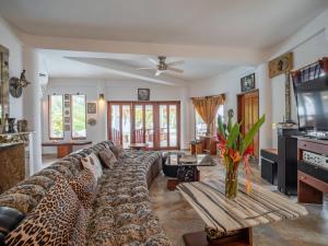 Gallery image of Rising Moon Villa - 3-Bedroom Beachfront w Pool in Maya Beach +38 photos