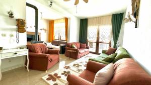 Predel za sedenje v nastanitvi Lily Guest House with Amazing View House with Garden