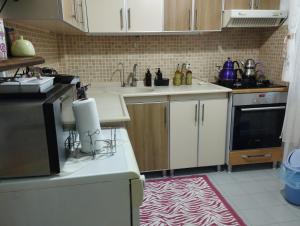 Kuhinja oz. manjša kuhinja v nastanitvi Lily Guest House with Amazing View House with Garden