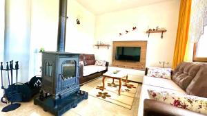 Predel za sedenje v nastanitvi Lily Guest House with Amazing View House with Garden