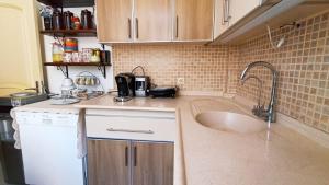 Kuhinja oz. manjša kuhinja v nastanitvi Lily Guest House with Amazing View House with Garden