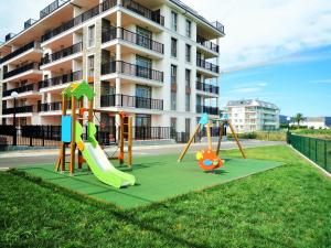 un parque infantil frente a un edificio de apartamentos en Masquestar Rías Altas, en Foz