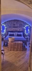1 dormitorio con 1 cama grande con luces azules en Casa Fondaco, en Gallipoli