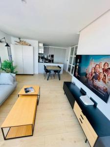 ムシアにあるApartamento Malecón 47のソファと大型スクリーンのあるリビングルーム