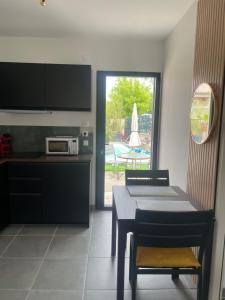 Il dispose d'une cuisine avec une table et d'une salle à manger avec une terrasse. dans l'établissement l'Esquirou, à Malemort-du-Comtat