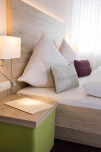 Postel nebo postele na pokoji v ubytování Hotel Rössle