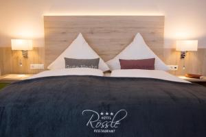 Postel nebo postele na pokoji v ubytování Hotel Rössle