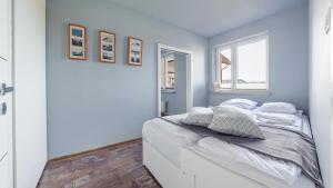 Postel nebo postele na pokoji v ubytování Apartamenty Sun & Snow Lisi Jar - sezonowy basen, blisko plaży, sauna