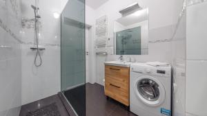 Koupelna v ubytování Apartamenty Sun & Snow Lisi Jar - sezonowy basen, blisko plaży, sauna