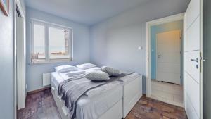 Postel nebo postele na pokoji v ubytování Apartamenty Sun & Snow Lisi Jar - sezonowy basen, blisko plaży, sauna