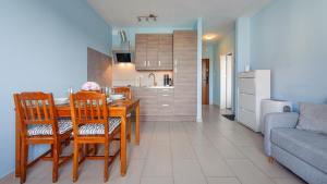 Kuchyň nebo kuchyňský kout v ubytování Apartamenty Sun & Snow Lisi Jar - sezonowy basen, blisko plaży, sauna
