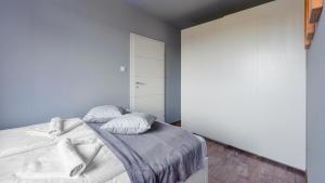 Postel nebo postele na pokoji v ubytování Apartamenty Sun & Snow Lisi Jar - sezonowy basen, blisko plaży, sauna