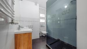 Koupelna v ubytování Apartamenty Sun & Snow Lisi Jar - sezonowy basen, blisko plaży, sauna