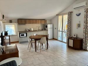 a kitchen and dining room with a table and chairs at Appartamento Nuvola Bianca 2 in Cesenatico