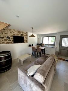 Saint-Albanにあるla maison Albanaiseのソファとテーブルのあるリビングルーム