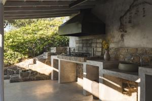 Rõdu või terrass majutusasutuses Binios Villa - private pool, walking distance from the Beach