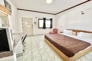 una habitación de hotel con una cama y un televisor en Paradise Resort Buriram, en Buriram