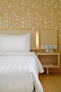 Ένα ή περισσότερα κρεβάτια σε δωμάτιο στο Whiz Prime Hotel Sudirman Cilacap