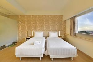 Ένα ή περισσότερα κρεβάτια σε δωμάτιο στο Whiz Prime Hotel Sudirman Cilacap