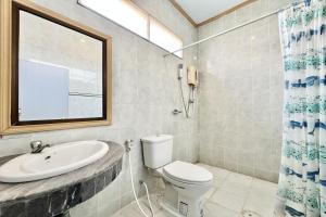 un baño con inodoro y lavabo en Paradise Resort Buriram, en Buriram 70 fotos más
