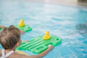 Bazén v ubytování Smileys Kinderhotel nebo v jeho okolí