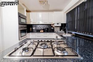 Η κουζίνα ή μικρή κουζίνα στο Large Spacious Home Parking 5 Bedrooms 9 Guests