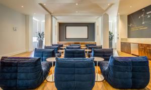 a lecture room with blue chairs and a screen at Blueground Santa Clara 2bd apartment SFO-1771 in Milpitas +23 photos