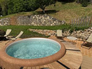 Bazén v ubytování Villa Le Caggia nebo v jeho okolí