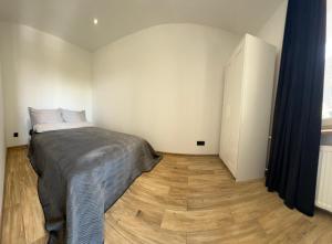 Ένα ή περισσότερα κρεβάτια σε δωμάτιο στο Chill&Go apartament w sercu Częstochowy