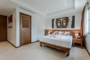Ban Thalat Choeng ThaleにあるLuxury 3BR Villa, Private Pool, Gym & Jacuzziのベッドルーム1室(壁に面した大型ベッド1台付) +44枚の写真