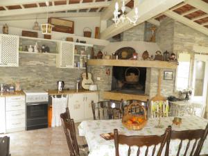 cocina con mesa y chimenea de piedra en Apartments Mirakul, en Zadar