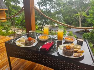 Beach resort playa Leona في Gigantes: صينية طعام على طاولة مع أطباق من الطعام +101 صورة