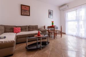 ブドヴァにあるBabilonija Studio Apartmentのソファとテーブルのあるリビングルーム