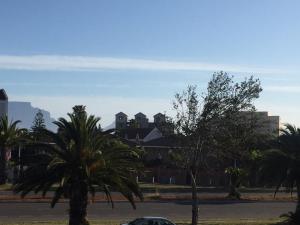 Gallery image of 10 South Views in Bloubergstrand