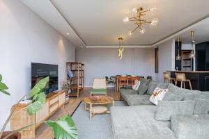 Posezení v ubytování Volaire Luxury 2-Bedroom, Rooftop Swimming Pool, Gym, Workspace - Wonderiss Homes Westlands Living