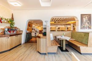 Příslušenství pro přípravu čaje a kávy v ubytování Smileys Kinderhotel