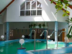 Bazén v ubytování Orchidea Hotel Lipót nebo v jeho okolí