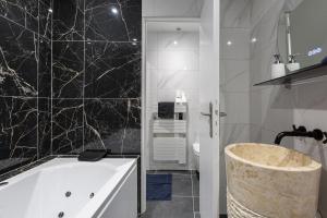 Ένα μπάνιο στο Two room apartment - centre historique +29 φωτογραφίες